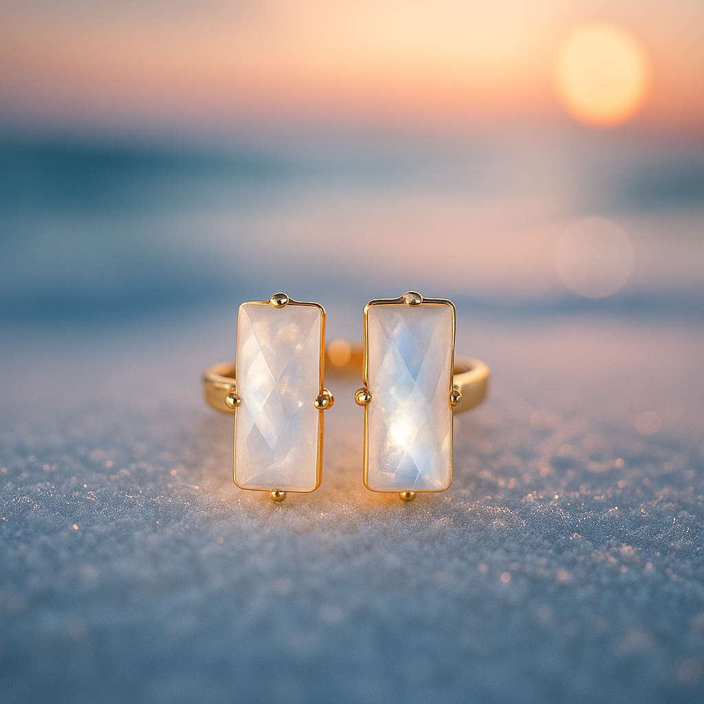 Luce di Marea – Anello dorato con pietre di luna rettangolari