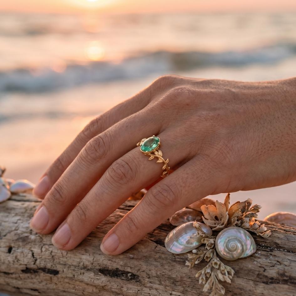 Vento di Smeraldo – Anello dorato con agata verde e motivo fogliare