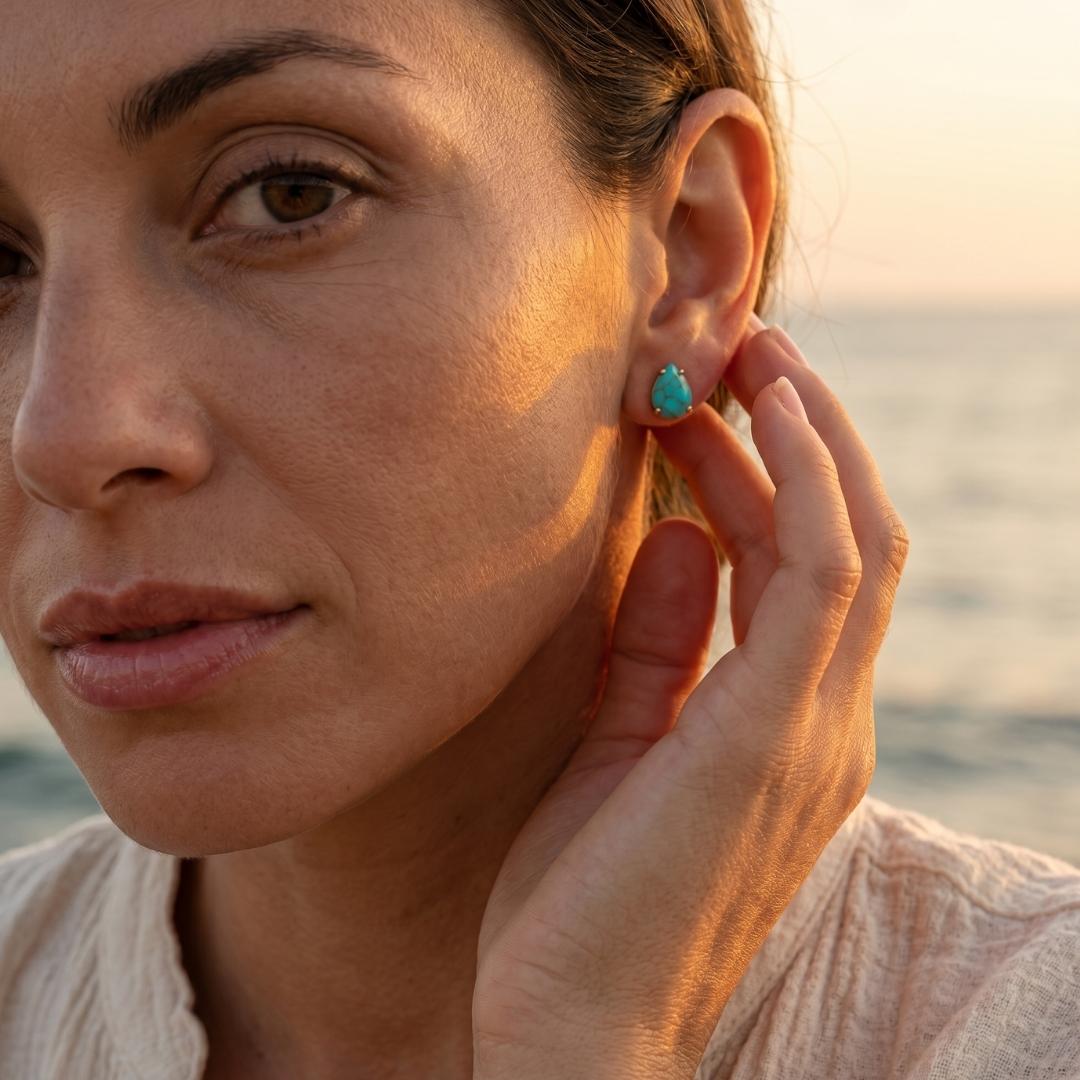Lacrime del Mediterraneo – Orecchini a lobo con pietra turchese