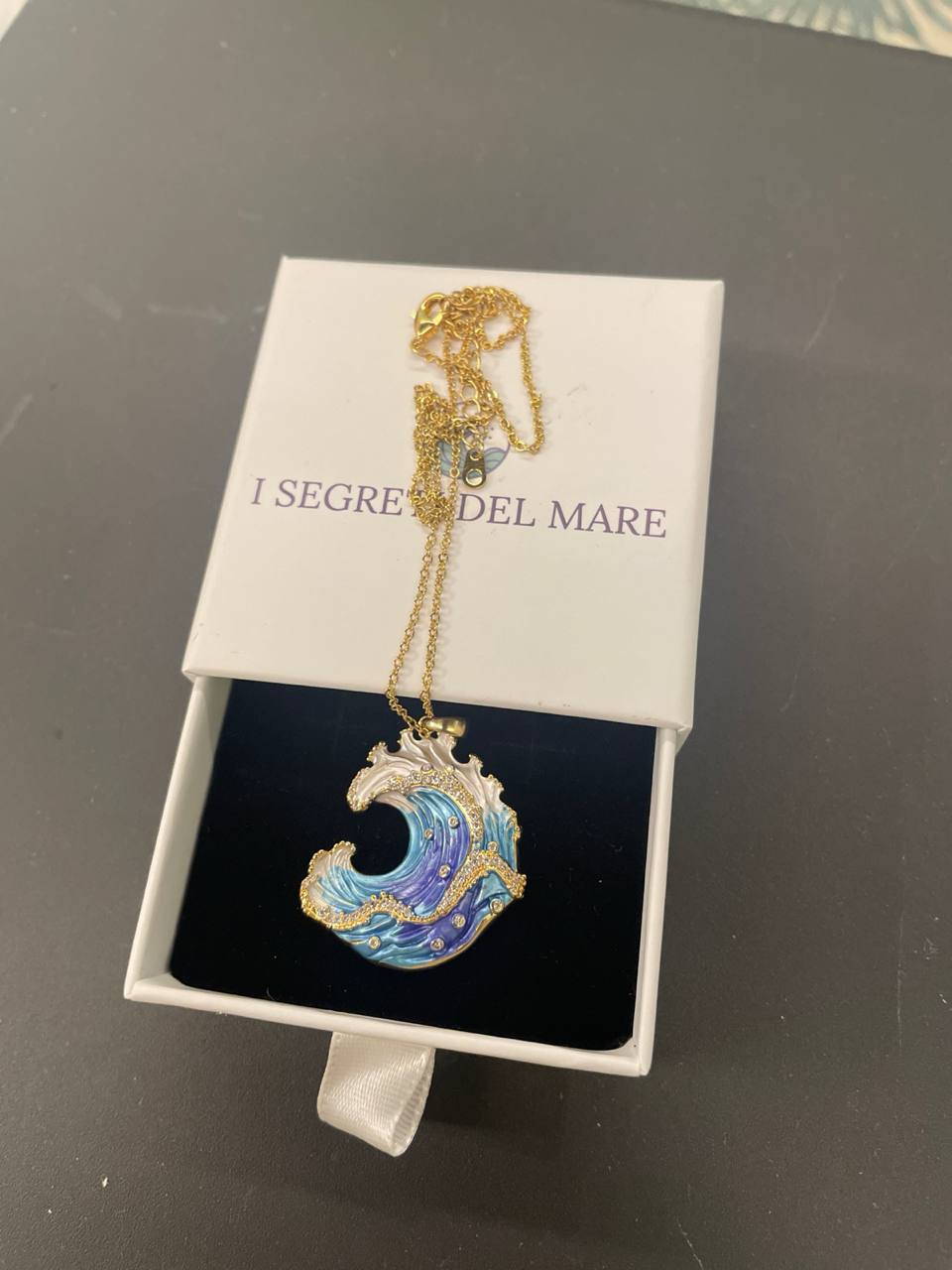 <p>Il mare raccontato da chi lo porta con sé</p>