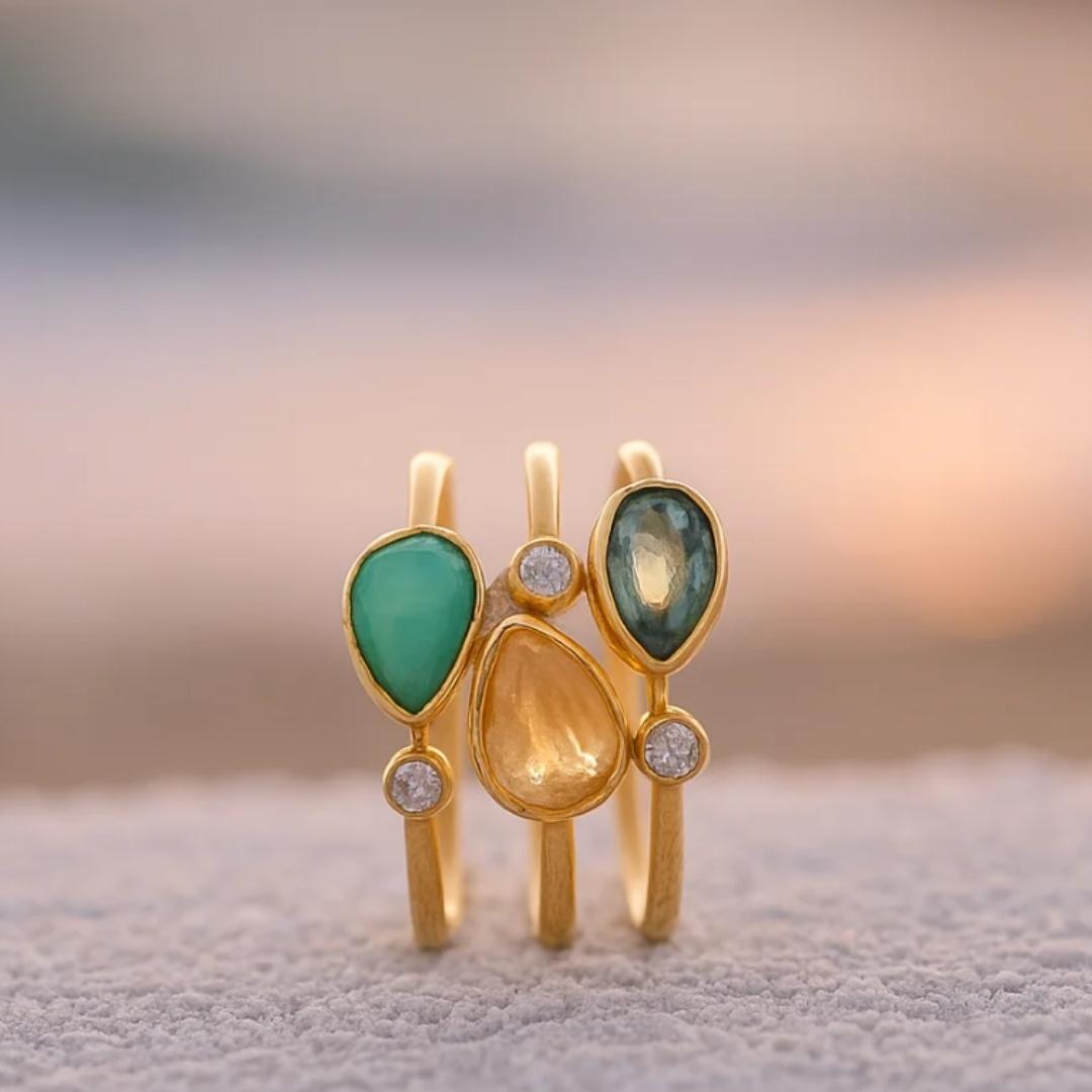 MID FUNNNEL - 2026-02-28T162742.258 Tris di Onde – Anello in ottone dorato con zirconi colorati - immagine 1