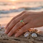 Vento di Smeraldo – Anello dorato con agata verde e motivo fogliare - immagine 2