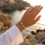 Rimah | Bracciale Dorato con Perle - immagine 2