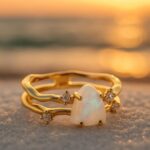 Alba di Mare | Anello dorato con pietra di luna - immagine 2